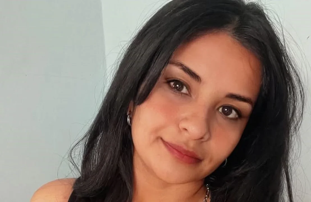 Femicidio en Santiago del Estero: una joven fue asesinada y su novio se atrincheró junto al cuerpo.