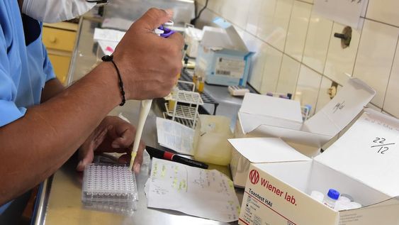 El personal de salud asegura que no da a basto en los centros de testeos. En la imagen, Roberto Serrano durante la practica del hisopado para detectar Covid 19Foto: Mariana Villa / Los Andes