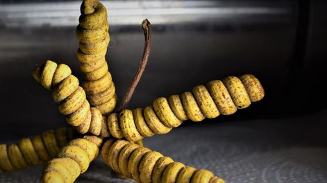 Llevar un amuleto en la billetera trasciende lo simbólico y se transforma en un acto de equilibrio entre lo material y lo espiritual.