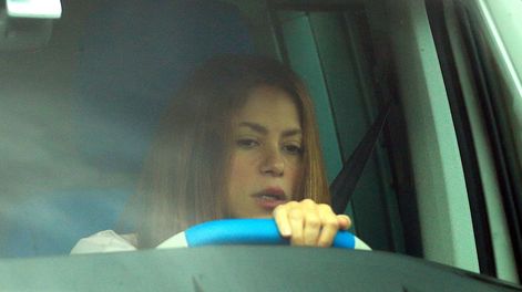 Shakira maneja triste por Barcelona mientras las fotos de Piqué con una mujer rubia se viralizan.
