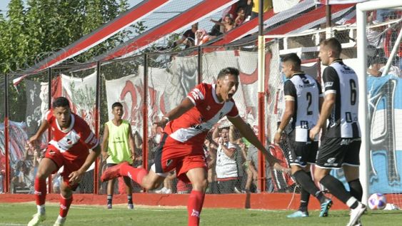 Luciano Herrera desvió el balón tras un centro de González y convirtió el primer gol de la temporada para el Cruzado. / Orlando Pelichotti (Los Andes).