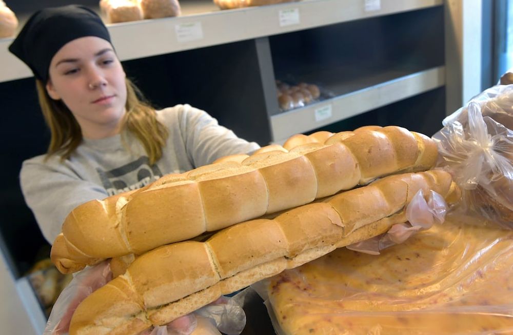 Con lo que salía un kilo de pan hace doce meses, hoy se pueden comprar solo 540 gramos.El factor argentino es la variable económica que más hace subir el precio del pan en Argentina.La Bolsa de Cereales realizó un relevamiento del movimiento del costo de este producto en los últimos cinco años, y reveló que las cuestiones internas tienen un peso muy importante.Foto: Orlando Pelichotti/ Los Andes