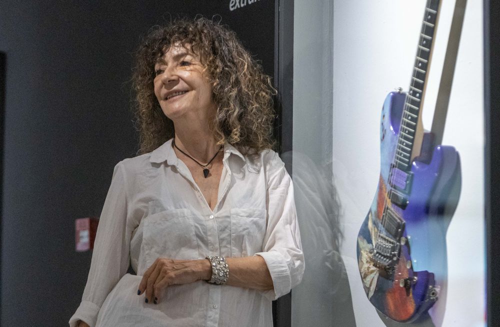 Tite Barbuzza, diseñadora gráfica y editorial, sus trabajos ligados a la música acompañaron la edad dorada del rock nacional. Creo el logo más reconocido de Soda Stereo.