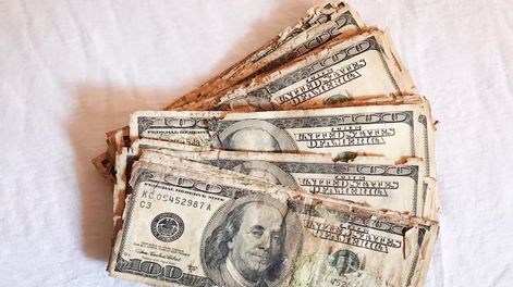 Hasta cuando los bancos recibirán dólares “cara chica” o dañados. Foto: La Nación