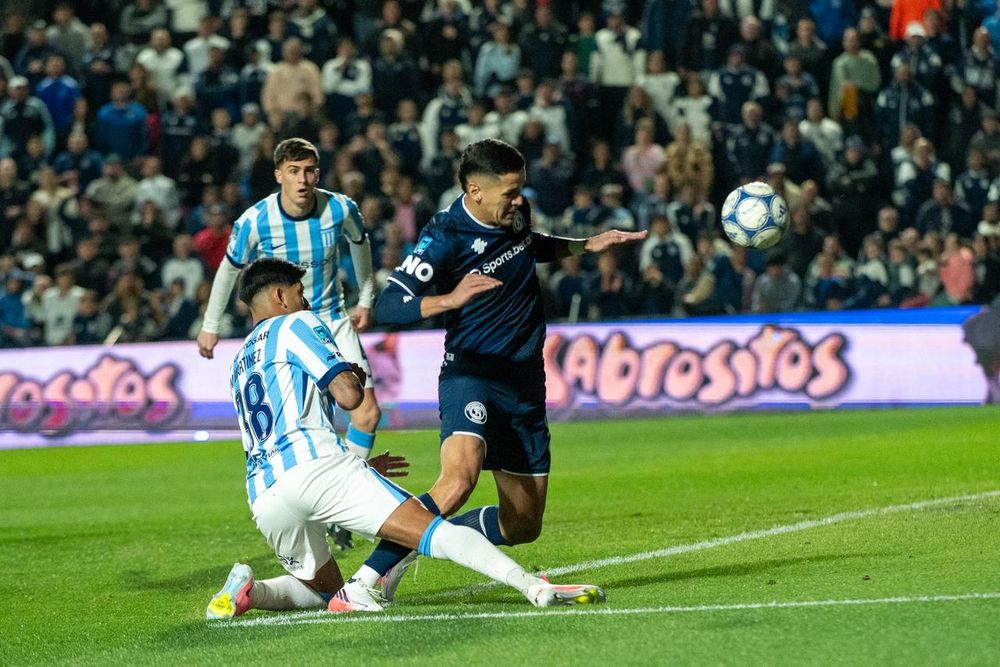 Mucho le costó a Independiente Rivadavia imponerse en ofensiva. Racing manejó el balón y los tiempos. 