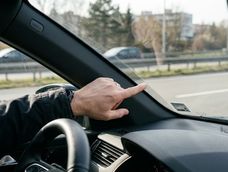 Los puntos negros del parabrisas del auto forman una estructura diseñada para proteger el vidrio, el adhesivo y también la visión del conductor.