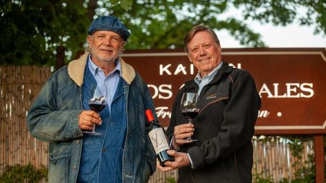 Francis Mallmann (izquierda) presentó su propio vino elaborado en Mendoza. - Gentileza