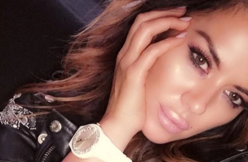 Karina Jelinek se fue a dormir en topless y saludó a sus seguidores desde la oscuridad de su cuarto