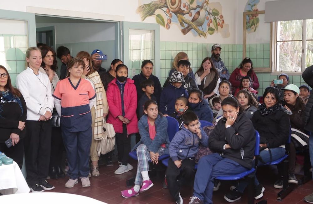 La ministra Ana María Nadal y el director General de Escuelas, José Thomas, participaron de la entrega de 60 pares de lentes a niños y niñas que son parte del Programa Provincial de Integración Social y Sanitaria. Fue en la Escuela Hogar Eva Perón.