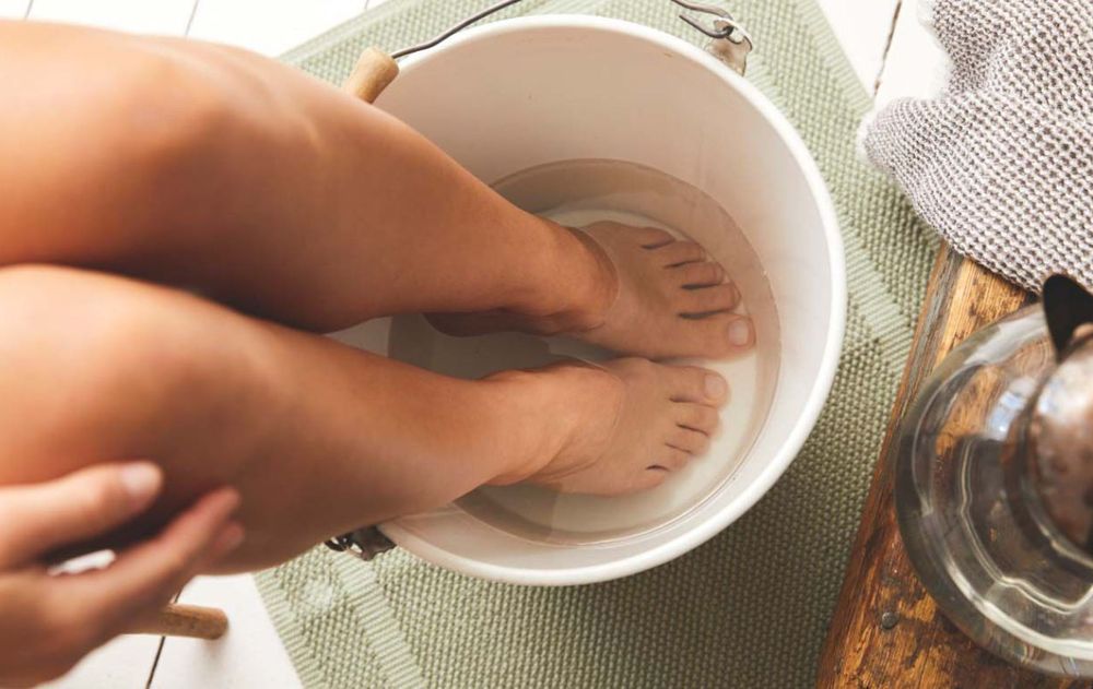 Lavarse los pies al dormir relaja el cuerpo y favorece un descanso más profundo.