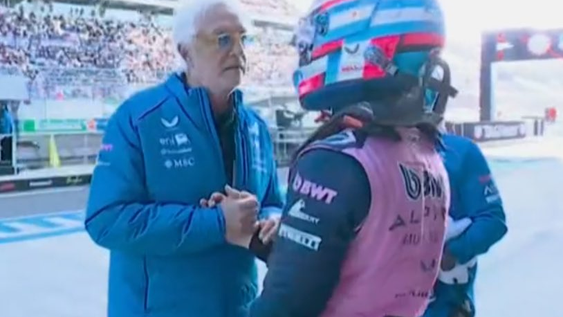 Una vez que Franco se bajó del auto, Briatore se desplazó del pitwall hacia la zona del box para darle palabras de aliento y respaldo con un abrazo.