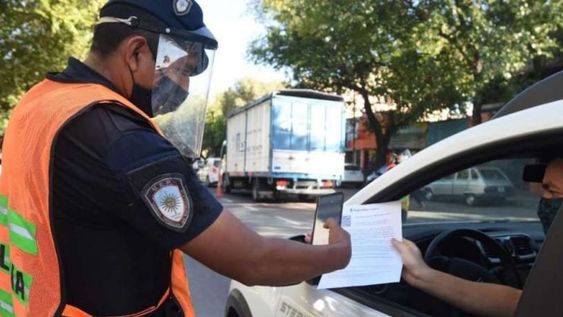 Solo podrán circular las personas que desarrollen tareas esenciales y deberán contar con el correspondiente Certificado Único de Circulación. Foto: Mariana Villa / Los Andes