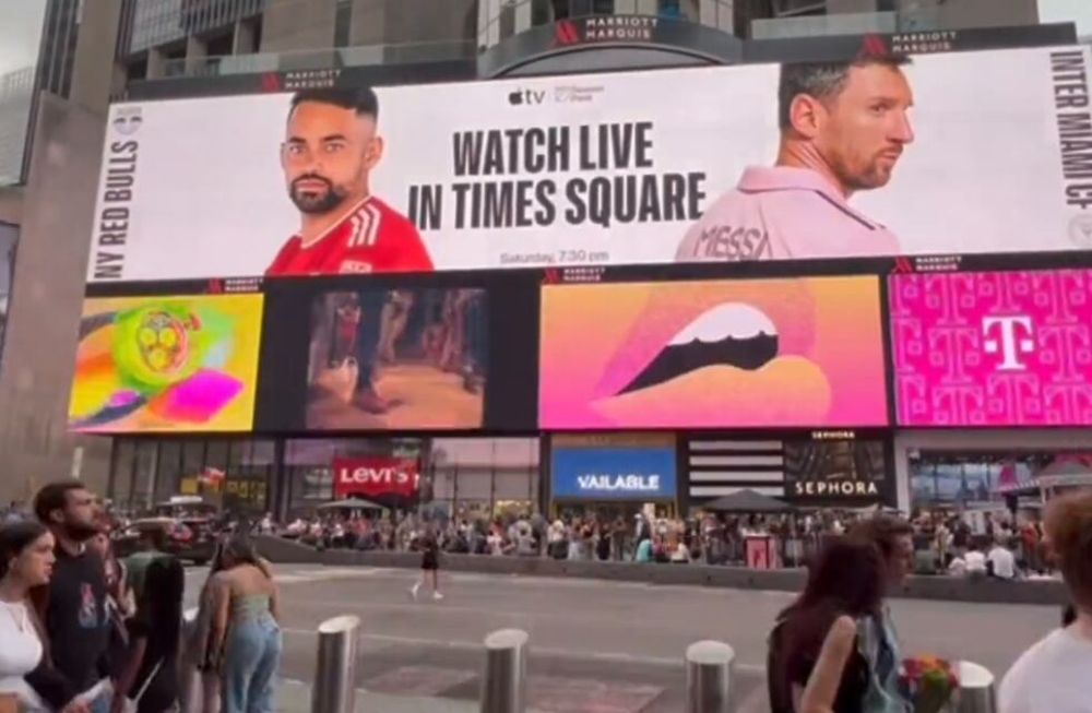 “Un enfrentamiento masivo de la MLS requiere una pantalla enorme”, escribió la liga junto a un video que muestra la publicidad colocada en la mítica avenida Broadway. Foto: Twitter
