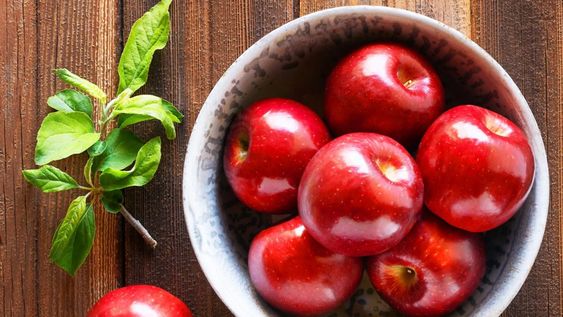 Comer una manzana tibia o fría después de hervirla es uno de los tantos beneficios.&nbsp;