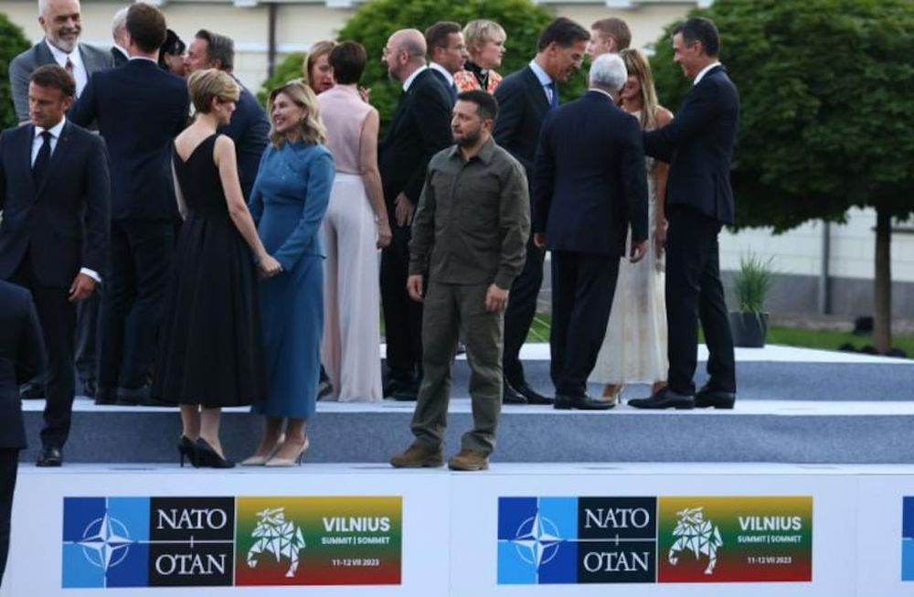 El presidente de Ucrania, Volodimir Zelenski, solo mientras su esposa Olenka saluda entre mandatarios miembros de la OTAN en Vilna, Lituania, el pasado miércoles 12 de julio.