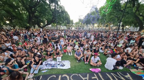 Concentración en la Plaza Independencia. Foto: Daniel Caballero / Los Andes