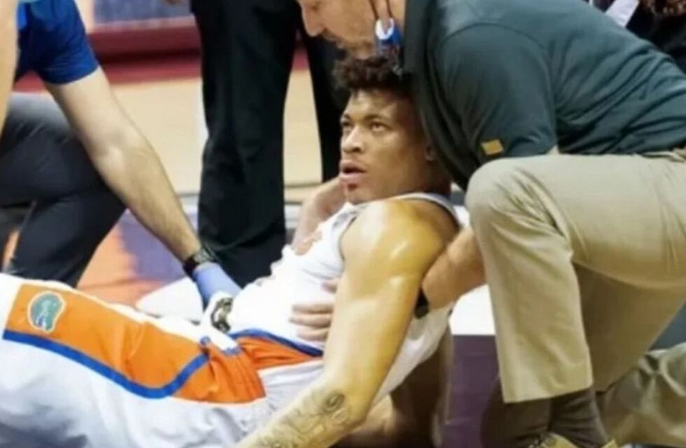 Keyontae Johnson, jugador de 21 años de Florida Gators, de la NCAA de Estados Unidos, se desmayó en pleno partido ante Florida State por el torneo universitario. / Gentileza.