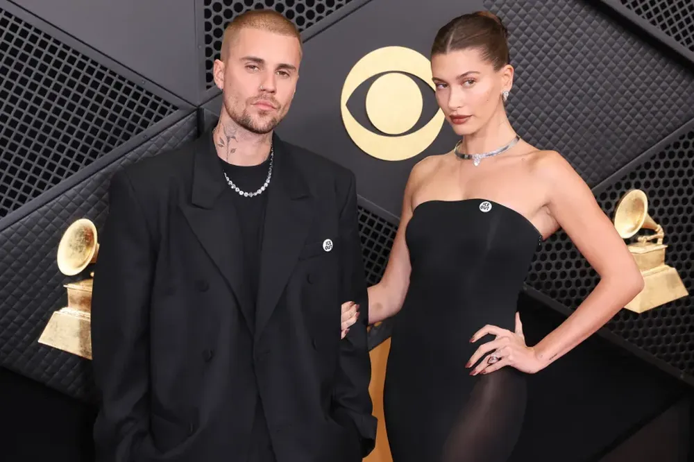 Cantantes como Billie Eilish y Justin Bieber usaron unos pines en su vestuario contra Donald Trump