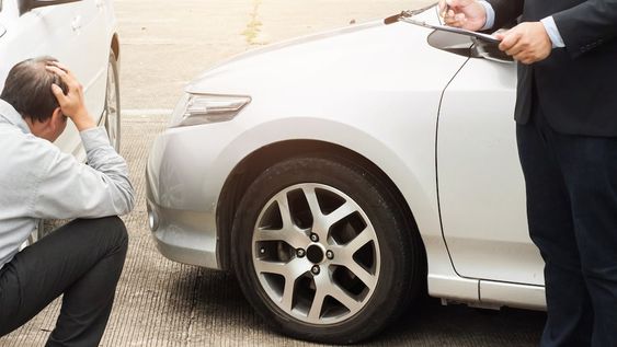 La reducción de la oferta de repuestos de autos, por las trabas a las importaciones, hace que se eleve su precio y también el de las pólizas de seguros.