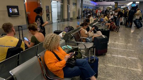 Conflicto en aeropuertos: decenas de vuelos cancelados en todo el país por el paro de los gremios aeronáuticos, que arrancó a las 0 de este miércoles y dura 24 horas tras el fracaso de las negociaciones paritarias. El aeropuerto Internacional Francisco Gabrielli de Mendoza, esta mañanaFoto: Orlando Pelichotti