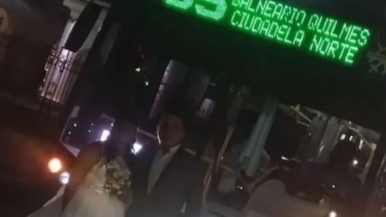 Una pareja de novios llegó a la iglesia donde iban a casarse en un colectivo de línea.
