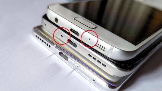 Esta es la función que tiene el orificio en la parte baja del celular.