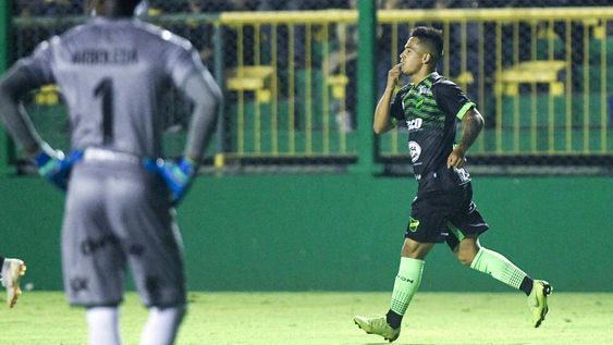 Defensa y Justicia lo hizo de nuevo: ganó sobre la hora y quedó a un punto de Racing