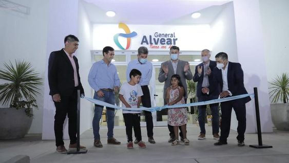 El intendente Walther Marcolini, el vicegobernador Mario Abed; Ulpiano Suárez, jefe comunal capitalino; el titular de Vialidad provincial, Osvaldo Romagnoli y funcionarios municipales inauguran la nueva delegación de San Pedro del Atuel.
