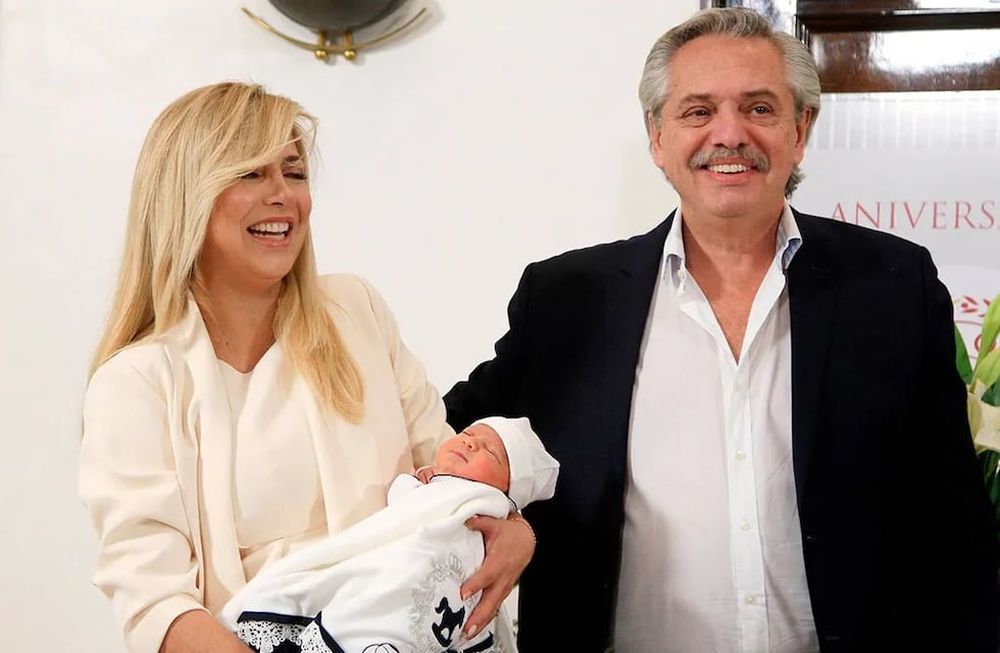Alberto Fernández y Fabiola Yañez presentando a Francisco