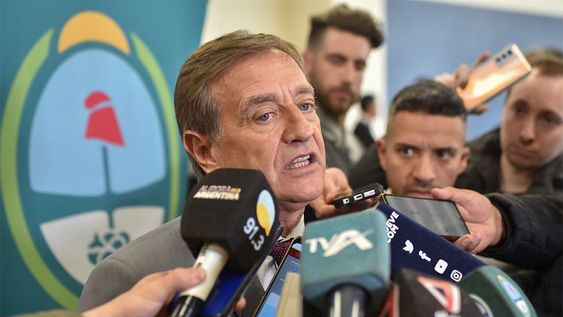 El Gobernador Rodolfo Suarez. Estuvieron presentes el presidente de la Suprema Corte de Justicia, Dalmiro Garay; el presidente de la Cámara de Diputados, Andrés Lombardi; la presidenta provisional del Senado, Natalia Eisenchlas; el procurador general del Ministerio Público Fiscal, Alejandro Gullé; la defensora general del Ministerio Público de la Defensa y Pupilar, Cecilia Saint Andrés; el ex gobernador, Alfredo Cornejo y el ministro de Planificación e Infraestructura Pública, Mario Isgro. Prensa de Gobierno de Mendoza