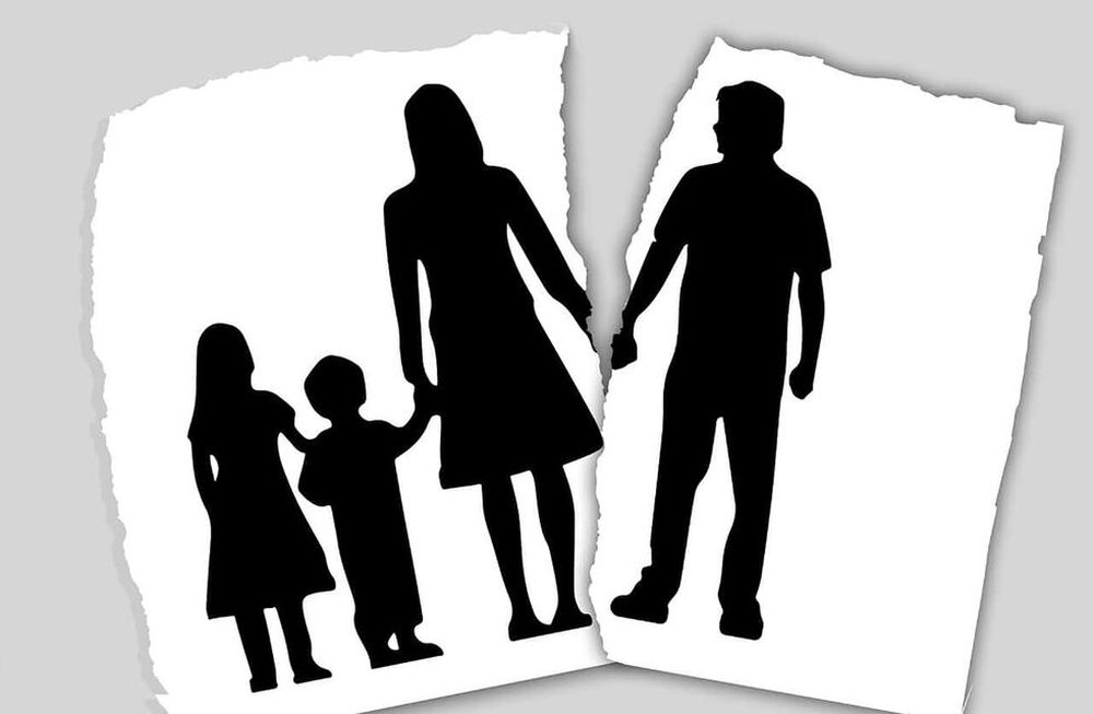 Fue preso, denunciado por violar a la madre de su hijo, y al niño le dijeron que había muerto: fue sobreseído