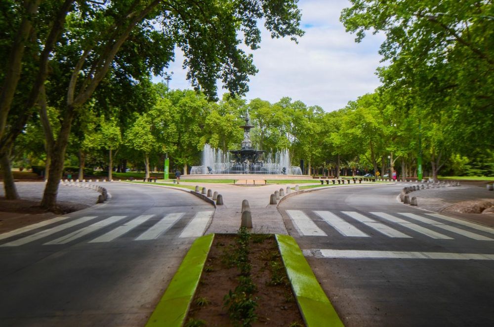 Este jueves 6 de noviembre, Mendoza celebra el aniversario número 129 de su paseo más emblemático y una de las joyas paisajísticas más imponentes del país: el Parque General San Martín, un espacio que combina historia, naturaleza y patrimonio cultural . Foto: Gobierno de Mendoza