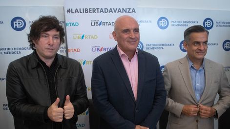 Los Andes | El excandidato presidencial José Luis Espert, Javier Milei y el mendocino Luis Rosales dieron una conferencia de prensa en la sede del PD. Foto Ignacio Blanco.
