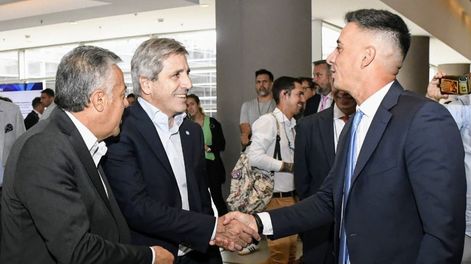 El intendente de Guaymallén, Marcos Calvente junto con el ministro de Economía, Luis Caputo.