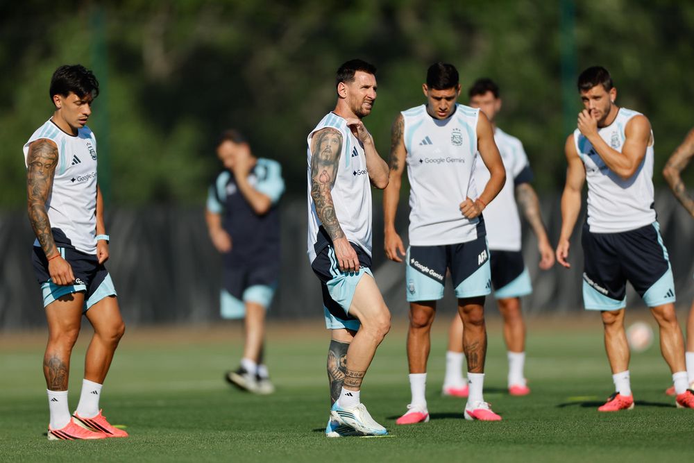 Lionel Messi durante la práctica en el Sporting KC training center en Kansas City, el capitán podría comenzar el partido en el banco y su lugar sería ocupado por Nico Paz. 