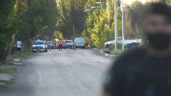 Triste imagen. El despliegue de la fuerza policial a minutos del hallazgo del cuerpo de la adolescente de 14 años que era buscada. Foto: José Gutiérrez / Los Andes.