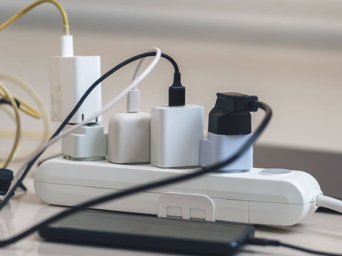Adiós a los enchufes saturados: el accesorio que ordena mejor la tecnología del hogar y simplifica el día a día