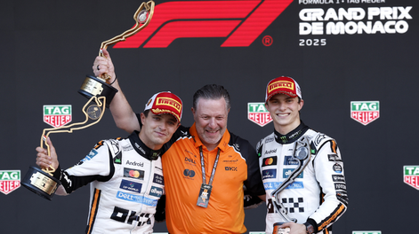 El piloto ganador de McLaren, Lando Norris (izq.), de Gran Bretaña, celebra en el podio con su compañero de equipo y tercer clasificado, Oscar Piastri, de Australia, y el director ejecutivo de McLaren Racing, Zak Brown (centro). Foto: EFE/EPA/YOAN VALAT