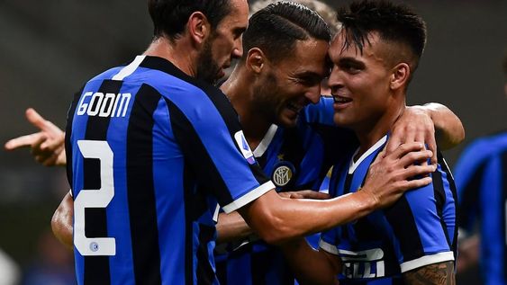Lautaro Martínez festeja con Diego Godín, autor del segundo tanto del Inter.