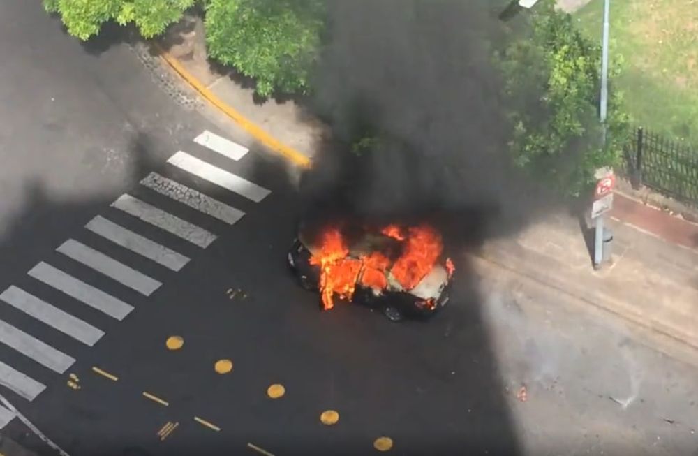 Los vecinos reportaron el fuerte estruendo y varios destrozos materiales en ventanas y cristales. Foto: Captura de video