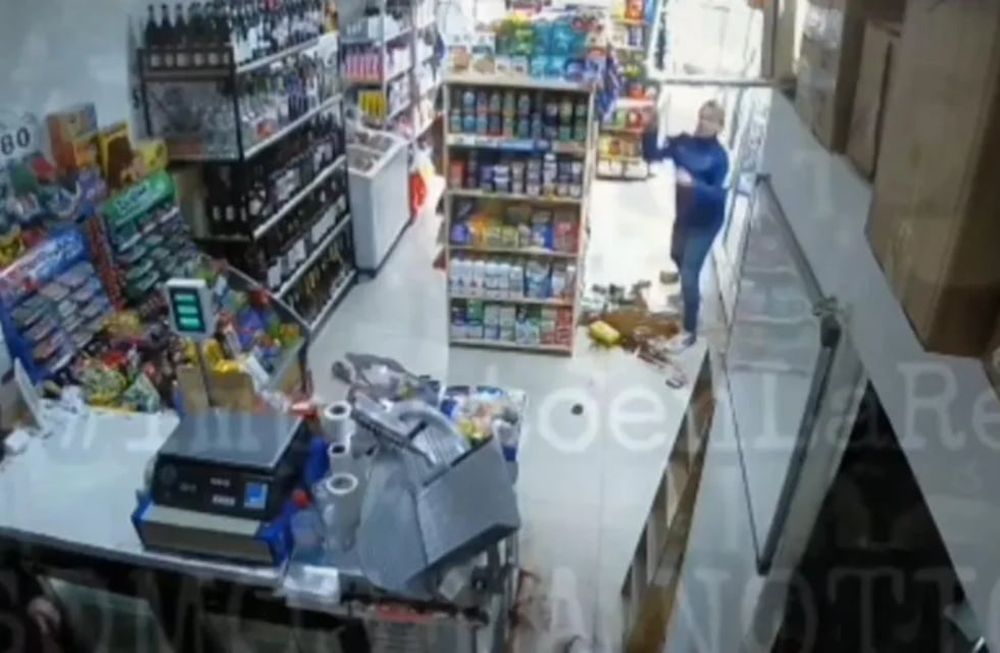 “Te rompo todo”: se cansó de que un almacén pusiera la música “al palo” y destrozó todas las góndolas en un ataque de furia. / Foto: captura de video