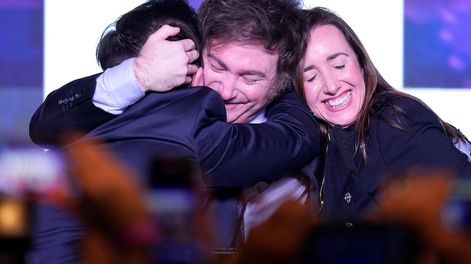 Los Andes | Javier Milei, el candidato presidencial de la coalición La Libertad Avanza, abraza a su compañero de partido Ramiro Marra, a la izquierda, y a su compañera de fórmula Victoria Villarruel. (AP)