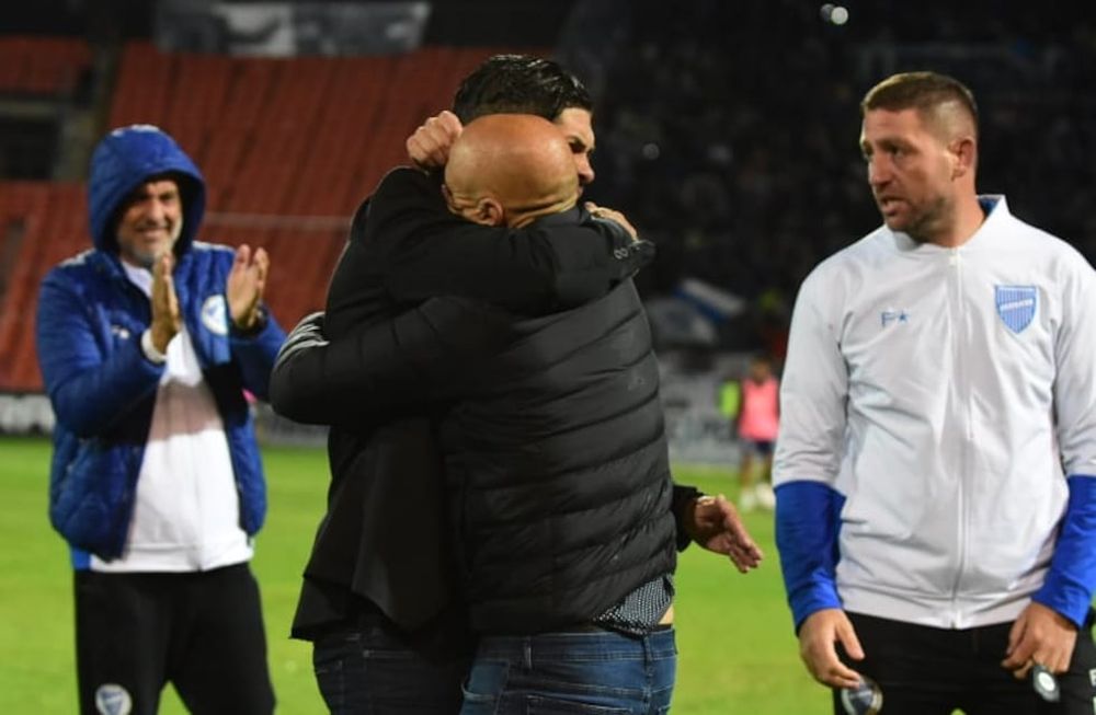 Abrazo del alma. El partido terminó y Favio Orsi y Sergio Gómez se estrechan en un abrazo interminable. La dupla está feliz. / Mariana Villa - Los Andes