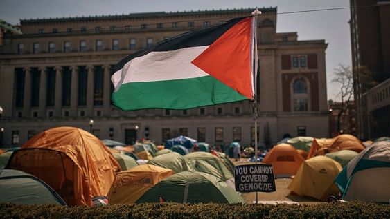 Una bandera palestina ondea al viento frente a un campamento en apoyo a los palestinos y contra la guerra en Gaza, en la Universidad de Columbia, el domingo 28 de abril de 2024, en Nueva York. (Foto AP/Andrés Kudacki)