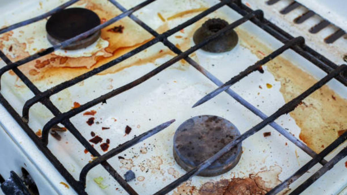 Chau grasa: el truco de la sal para dejar el horno brillante sin usar vinagre ni bicarbonato