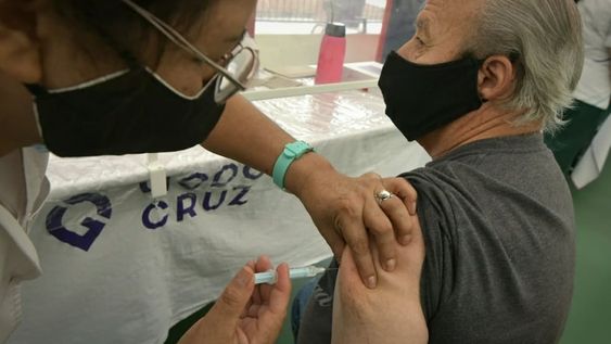 En el primer día de vacunación a mayores de 70 años en el Parque Estación Benegas, se espera que 190 hombres y mujeres mayores de 70 años reciban la primera dosis de la vacuna contra el Covid-19. Foto: Orlando Pelichotti / Los Andes