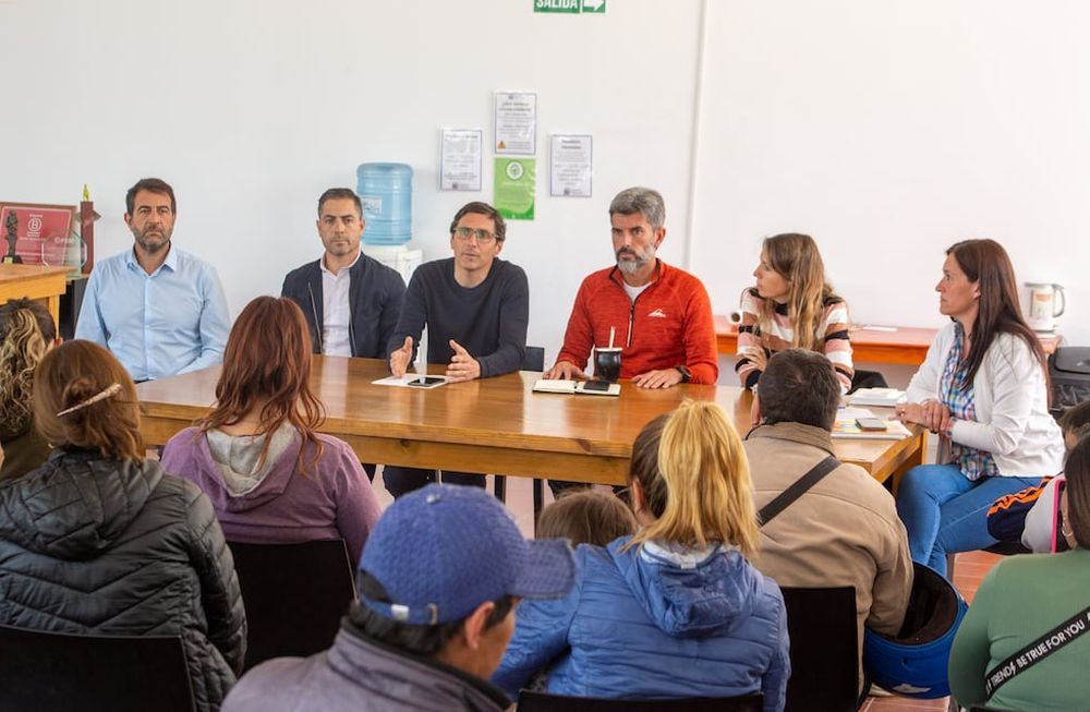Ulpiano Suarez se reunió con las familias afectadas por el incendio de la Playa San Agustín