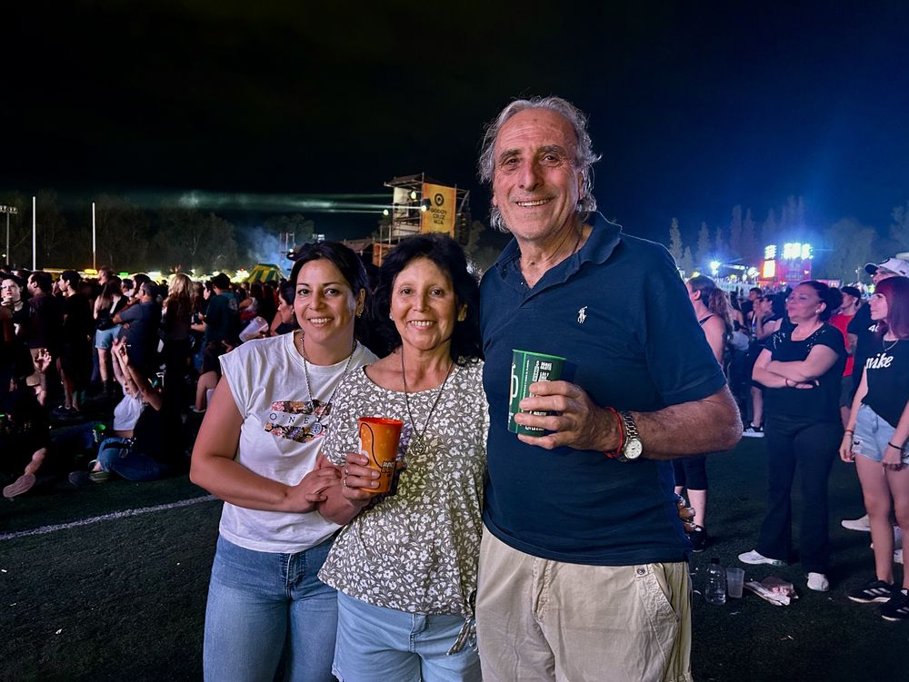 Liliana y Liliana, madre e hija, junto a Carlos Castillo, compartieron en familia el cierre a puro ritmo de la Fiesta de la Cerveza.