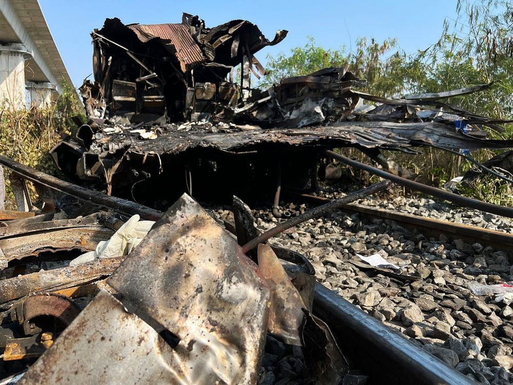 Cayó una grúa sobre un tren de pasajeros en Tailandia