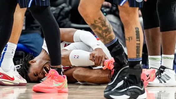 El base de los Detroit Pistons, Jaden Ivey, siente dolor en el suelo debido a una lesión a principios del último cuarto contra los Orlando Magic en el Little Caesars Arena en Detroit el miércoles 1 de enero de 2025.Junfu Han, Detroit Free Press